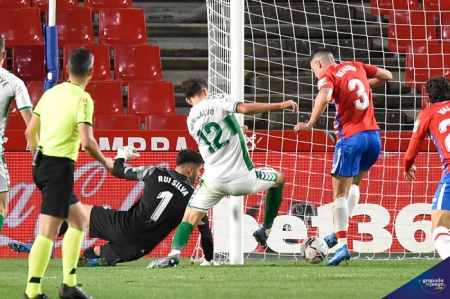 La jugada decisiva del partido en el descuento, donde Rui Silva salvó el empate (JOSÉ M. BALDOMERO) La jugada decisiva del partido en el descuento, donde Rui Silva salvó el empate (JOSÉ M. BALDOMERO)