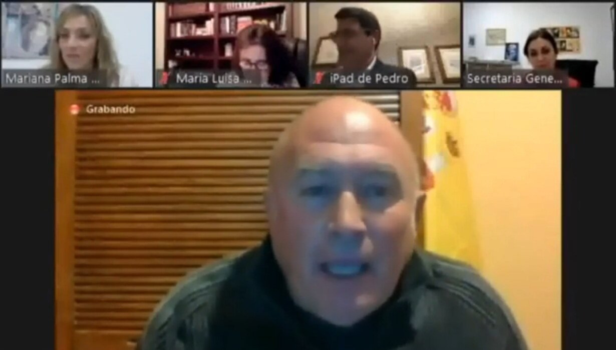 Rafael Azor, durante el pleno del Ayuntamiento de Baza que se ha hecho viral por sus desafortunadas declaraciones