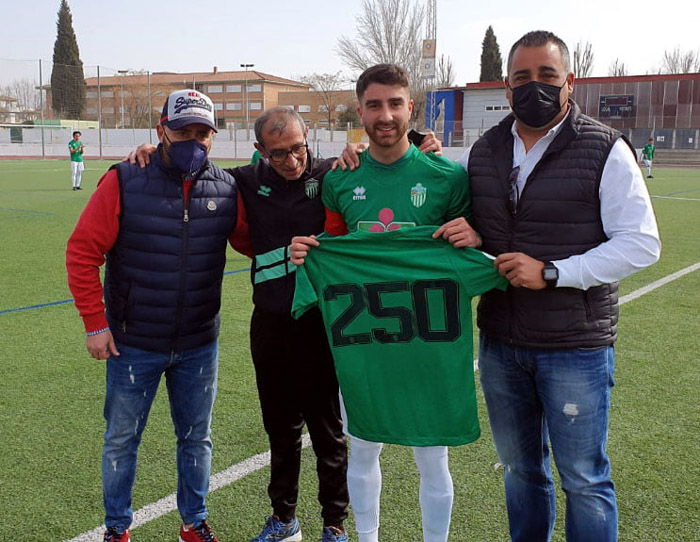 Marcos Toro con la camiseta conmemorativa junto a Germán Crespo, su padre y Andrés Prieto (ATARFE INDUSTRIAL)
