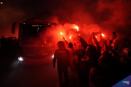 Imagen del recibimiento al autobús del equipo antes de la semifinal frente al Athletic (JOSÉ M. BALDOMERO)