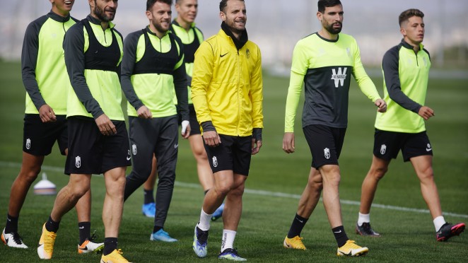 Quini, en el centro, junto al resto de sus compañeros durante la sesión matinal de hoy (PEPE VILLOSLADA / GCF)