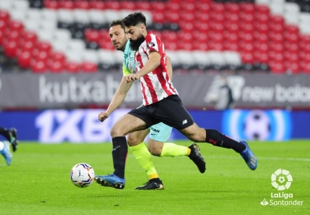 Instante en el que Villalibre se revolvió ante Germán para hacer el primer gol del Athletic a los dos minutos (LALIGA)