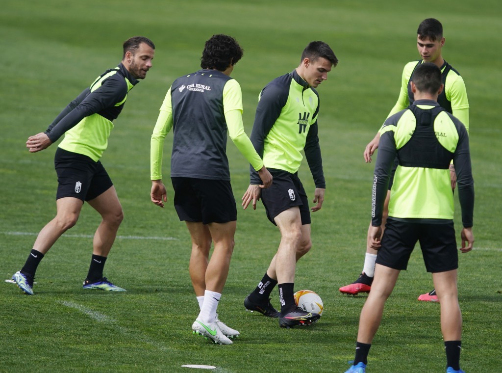 La plantilla del Granada realizó ayer una sesión de recuperación (PEPE VILLOSLADA / GCF)