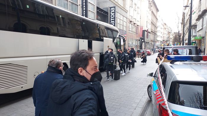 Antonio Fernández Monterrubio, en primer plano, y los jugadores granadinistas al fondo, a la llegada del club a Budapest (FRAN CALVO)