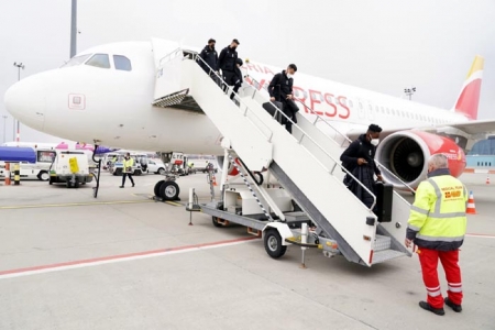 Los jugadores del Granada CF bajan del avión a su llegada a Budapest (GRANADA CF)