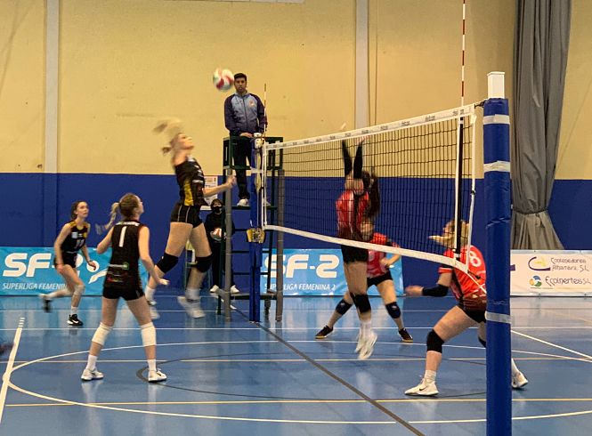 Una jugadora atarfeña realiza un remate (CDU ATARFE)