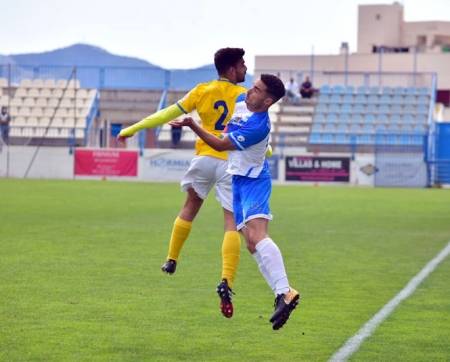 Juanjo Peña (CF Motril) y Ferrete (Alhaurino) en un lance del partido (SEMANARIO MUCHO DEPORTE) Juanjo Peña (CF Motril) y Ferrete (Alhaurino) en un lance del partido (SEMANARIO MUCHO DEPORTE)