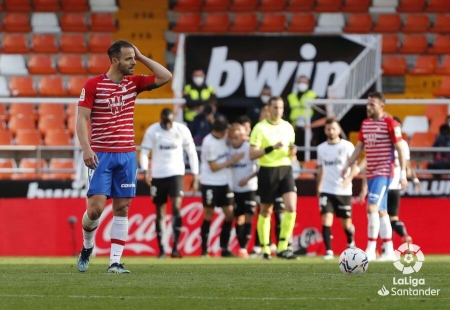 El Granada sufrió en `Mestalla´ una nueva derrota liguera fuera de casa (LALIGA)