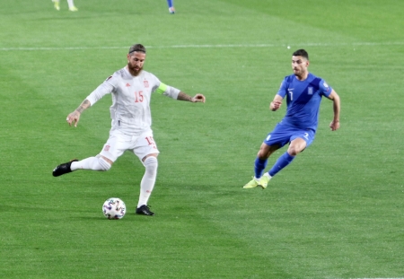 Sergio Ramos, ante la mirada de Masouras, durante un lance del encuentro (JOSÉ VELASCO / GRJ)