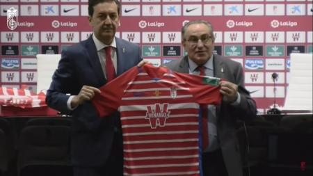 Pepe Macanás y Antonio Fernández Monterrubio muestran la camiseta del Granada con el logo del 90 aniversario (GCF TV)