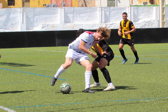 Andrés pelea por el balón con un defensa del Berja (ENCARNI QUESADA)
