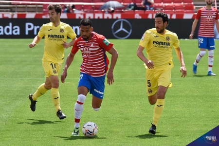 Yangel Herrera y Dani Parejo, durante un lance del partido (JOSÉ M. BALDOMERO)