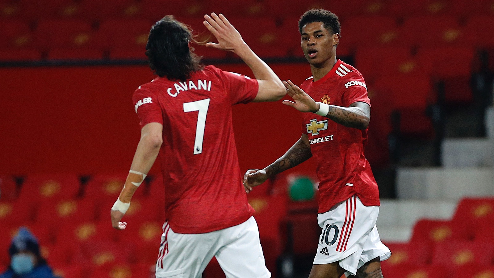 Marcus Rashford, que es duda para enfrentarse al Granada, junto a Cavani tras anotar el gol del empate del United ayer contra el Brighton (MANCHESTER UNITED)