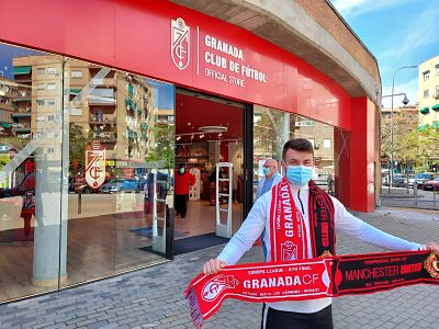 Un aficionado posa esta mañana con una de las últimas existencias de la bufanda en la tienda oficial del club (FRAN CALVO)