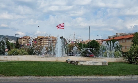 Una bandera del Granada preside el Paseo de Europa (FRAN CALVO) Una bandera del Granada preside el Paseo de Europa (FRAN CALVO)