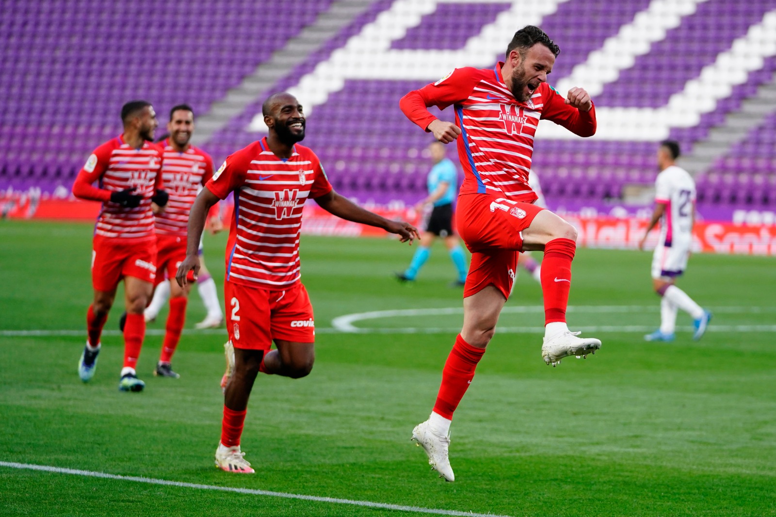 Quini celebra el gol que le dio al Granada el triunfo en el `José Zorrilla´ (PEPE VILLOSLADA / GCF)
