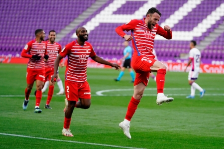 Quini celebra el gol que le dio al Granada el triunfo en el `José Zorrilla´ (PEPE VILLOSLADA / GCF) Quini celebra el gol que le dio al Granada el triunfo en el `José Zorrilla´ (PEPE VILLOSLADA / GCF)
