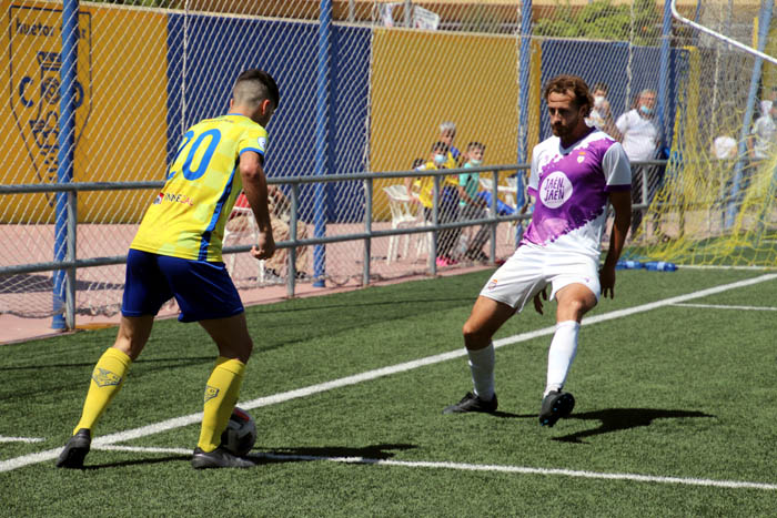 El CD Huétor Tájar rinde visita este miércoles al campo del Juventud de Torremolinos (MANU LÓPEZ)