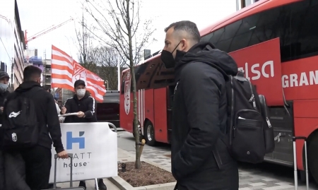 Diego Martínez, a su llegada al hotel de concentración en Manchester (GCF)