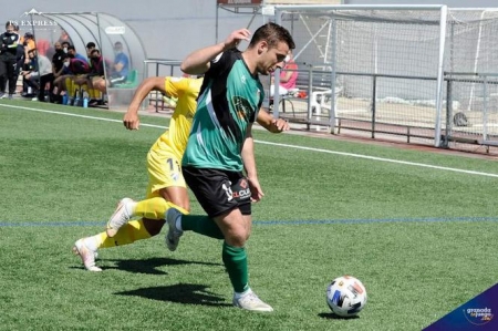 El Huétor Vega fue superior al filial del Málaga (JOSÉ M. BALDOMERO)