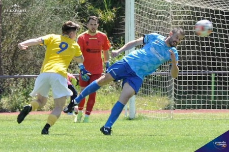 Rubén despeja en posición acrobática (JOSÉ M. BALDOMERO)
