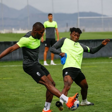 El Recreativo ha preparado el partido a máxima intensidad (GRANADA CF) El Recreativo ha preparado el partido a máxima intensidad (GRANADA CF)