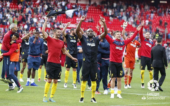 El Granada festejó en el `Sánchez Pizjuán`  la permanencia de 2016 (LALIGA)
