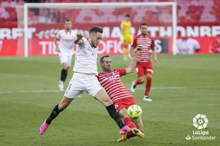 Víctor Díaz, ante Ocampos durante una acción del partido en el `Sánchez Pizjuán` (LALIGA)