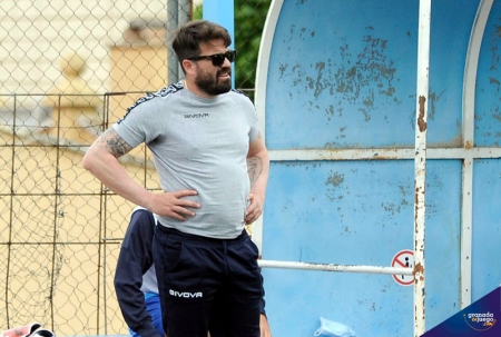 Luis Torres en uno de los últimos partidos como entrenador de la UD Maracena (J. M. BALDOMERO) Luis Torres en uno de los últimos partidos como entrenador de la UD Maracena (J. M. BALDOMERO)