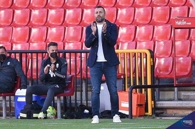 Diego Martínez, entrenador del Granada CF, en un momento del encuentro ante el Cádiz CF (J. M. BALDOMERO)