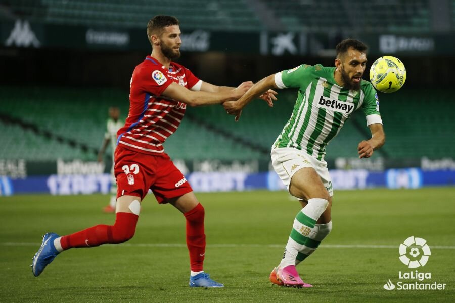 Domingos Duarte y Borja Iglesias, durante un lance del choque de ayer (LALIGA)