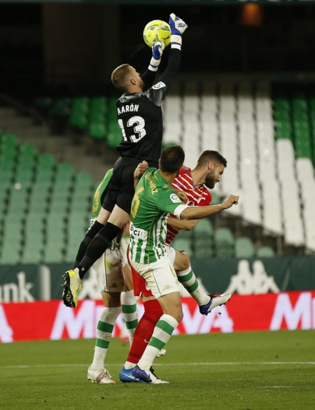Aarón Escandell, en un lande durante el choque ante el Betis el pasado lunes (LALIGA) Aarón Escandell, en un lande durante el choque ante el Betis el pasado lunes (LALIGA)