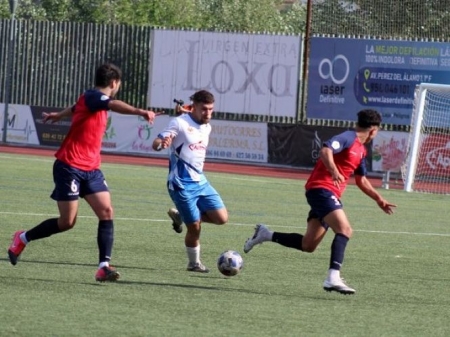 Naranjo controla entre dos jugadores del Estepona en el partido de ida (MIGUEL JÁIMEZ) Naranjo controla entre dos jugadores del Estepona en el partido de ida (MIGUEL JÁIMEZ)