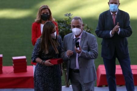 Momento en el que Patricia Rodríguez entregó la insignia de oro a Marcelo Vargas, socio número 1 del club (JOSÉ VELASCO / GRJ) Momento en el que Patricia Rodríguez entregó la insignia de oro a Marcelo Vargas, socio número 1 del club (JOSÉ VELASCO / GRJ)