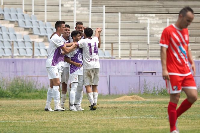 El Real Jaén celebra uno de los goles ante un Linares cabizbajo (REAL JAÉN) 