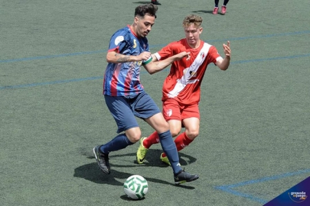Un jugador del Casabermeja presiona a Luna (JOSÉ M. BALDOMERO) Un jugador del Casabermeja presiona a Luna (JOSÉ M. BALDOMERO)