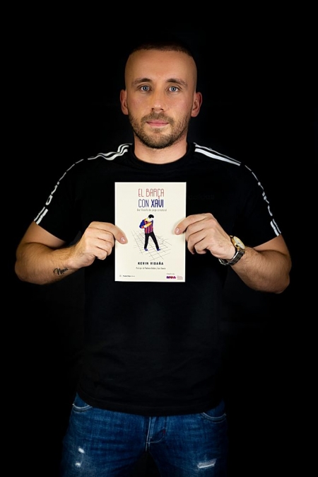 Kevin Vidaña posa junto a su libro Kevin Vidaña posa junto a su libro