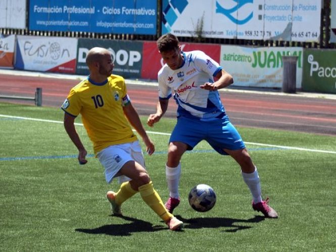 Álex Romero controla el balón ante Víctor Rueda en el partido de ida (MIGUEL JÁIMEZ) 