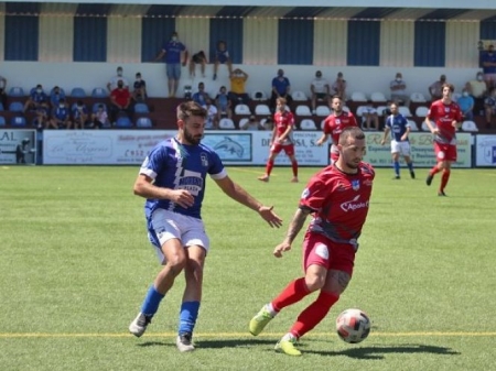 Migue Cobo controla el balón ante un jugador del Alhaurino (MIGUEL JÁIMEZ) Migue Cobo controla el balón ante un jugador del Alhaurino (MIGUEL JÁIMEZ)