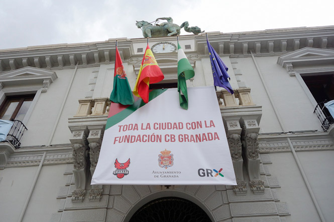 Pancarta de apoyo en la fachada del Ayuntamiento (AYTO. GRANADA/