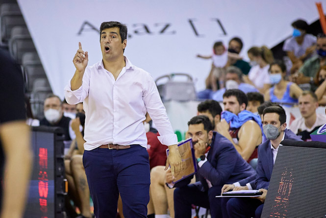 Pablo Pin da instrucciones en un partido anterior (FERMÍN RODRÍGUEZ /FUNDACIÓN CB GRANADA) 