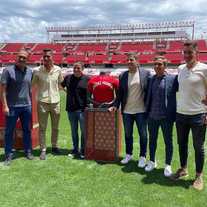 Juajo del Ojo, Nacho Torres, Carlos Martínez, Robert Moreno, Dani Guindos y Marc Sellarès (de izquierda a derecha), durante la presentación del técnico ayer (TWITTER @DANIGUINDOS)
