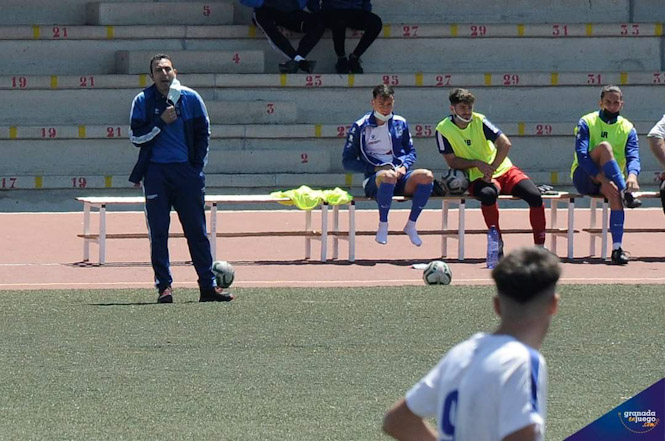 Piti da instrucciones durante un partido de la fase de descenso (JOSÉ M. BALDOMERO)