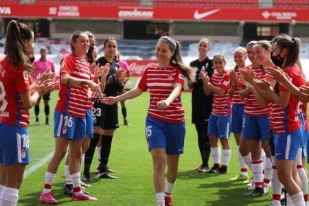 Mari recibió un merecido homenaje durante su último partido en el `Nuevo Los Cármenes` (GCF FEMENINO) Mari recibió un merecido homenaje durante su último partido en el `Nuevo Los Cármenes` (GCF FEMENINO)