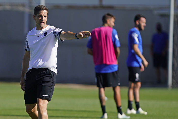 Robert Moreno, durante su primer entrenamiento con el Granada (PEPE VILLOSLADA / GCF)