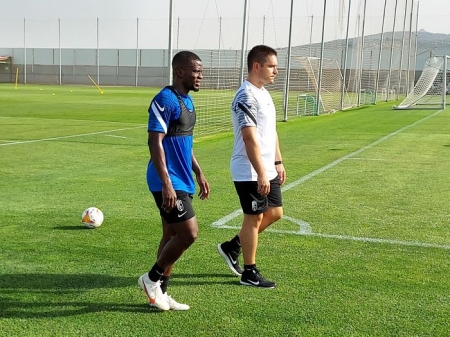 Ramon Azeez, en el momento de marcharse al edificio de la Ciudad Deportiva después de ejercitarse al margen (FRAN CALVO) Ramon Azeez, en el momento de marcharse al edificio de la Ciudad Deportiva después de ejercitarse al margen (FRAN CALVO)