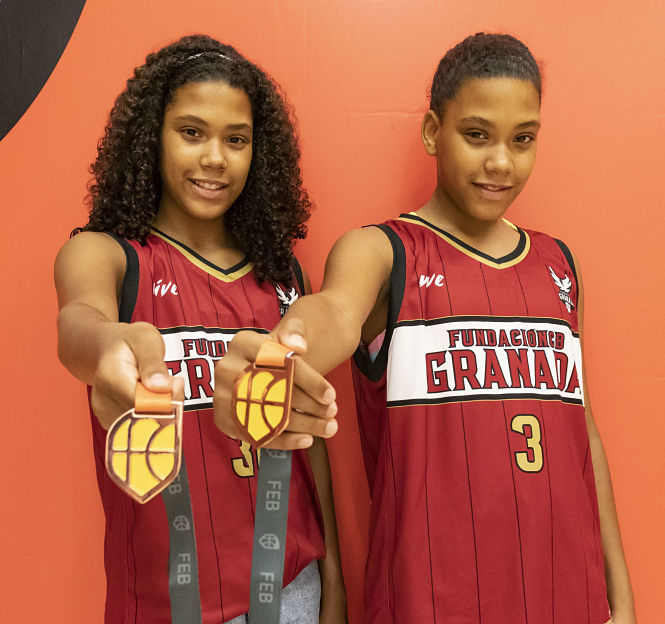 Martina y Elia Pérez con sus medallas (FUNDACIÓN CB GRANADA)