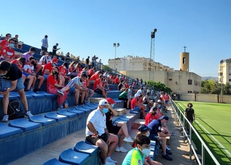La grada de la Ciudad Deportiva de la RFAF de Málaga se tiñó de rojiblanco ayer (FRAN CALVO) La grada de la Ciudad Deportiva de la RFAF de Málaga se tiñó de rojiblanco ayer (FRAN CALVO)