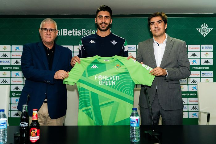 Rui Silva, junto a Antonio Cordón (izq.) y Ángel Haro (der.) durante su presentación con el Betis (REAL BETIS BALOMPIÉ)
