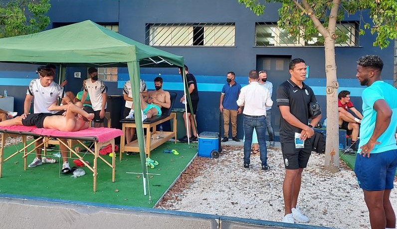 Bacca conversa con un jugador del Bournemouth mientras algunos de sus compañeros son tratados por los fisios al final del partido ante el conjunto inglés en Málaga (FRAN CALVO)